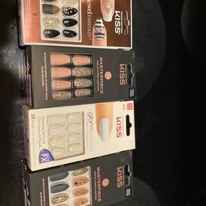 Set of 8 glue on nails. 2 of each style